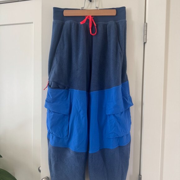 Lululemon Fleece + Ripstop Cargo High-Rise 23" in Pitch/Pipe Dream Blue, Size 6 - Picture 1 of 4